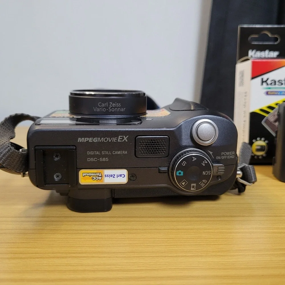 Sony Cybershot DSC-S85 4.1MP Compact Digital‎ Camera Black